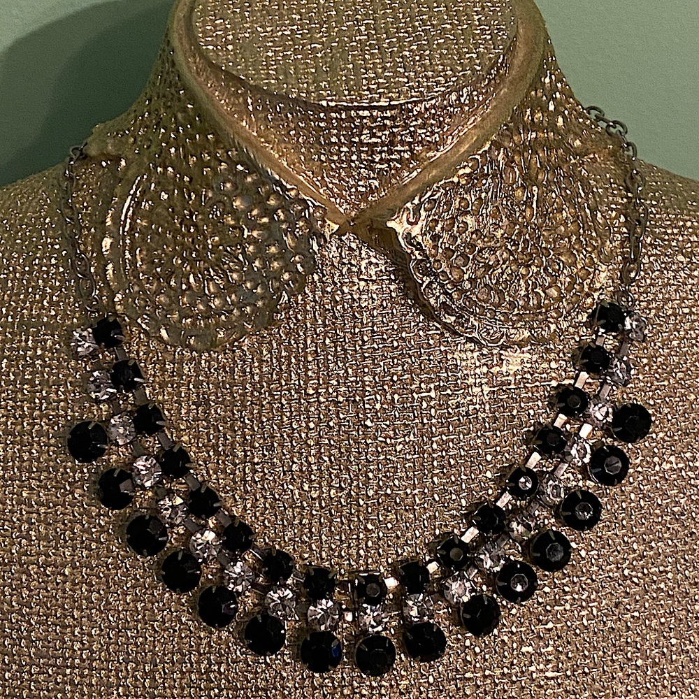 LAST CHANCE 🔆 Crystal Statement Necklace ⚫️⚪️🔘